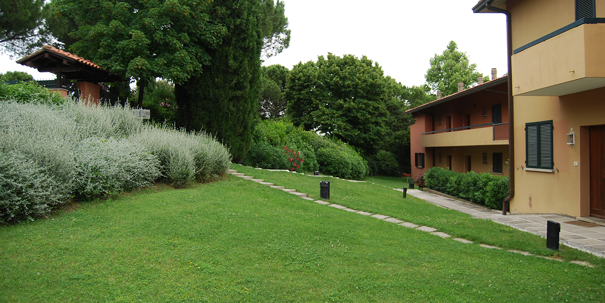 Esterno Lecci Slide Home